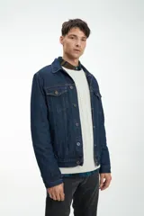 Campera de jean azul de calce clásico.