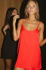 Vestido corto rojo de satén con breteles regulables y espalda cavada.