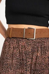 Cinto marrón de gamuza con hebilla metálica plateada.