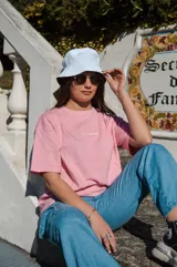 Remera de algodón interlock color rosa, de corte relajado, con mangas cortas y detalle de bordado tono sobre tono en el pecho.