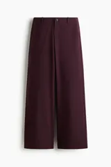 Pantalón de vestir de pierna ancha, color bordó oscuro, con finas rayas verticales en tono similar. Presenta cintura clásica con cierre de botón y bolsillos al bies.