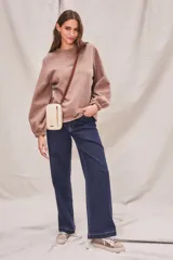 Pantalón de jean azul oscuro, de corte wide leg y tiro medio.