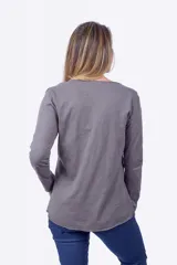 Remera azul de algodón con escote redondo amplio y mangas largas.