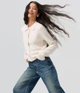 Pantalón de jean premium de tiro medio con corte wide leg, de color azul, con pretina con pasacintos y bolsillos funcionales.
