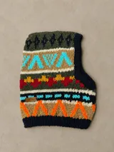 Pasamontañas tejido a mano de lana con diseño étnico y geométrico en tonos negro, blanco, naranja y turquesa.