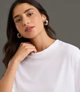 Remera de algodón color marrón óxido, de corte oversized, cuello redondo y manga corta.