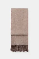 Pañuelo rectangular de textura suave en color marrón claro, con acabado de flecos en los extremos.