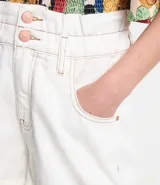 Short baggy de cintura alta color crudo, confeccionado en sarga de algodón. Cuenta con trabillas, cintura elástica, bolsillos delanteros y traseros, cierre con doble botón y cremallera, bajo plegado y pespuntes contrastantes.