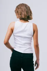 Top Tali de diseño ajustado al cuerpo, confeccionado en tejido acanalado de color negro, con escote redondo y tirantes anchos.