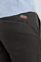 Pantalon de corte clasico en color azul, confeccionado en algodon, con bolsillos delanteros inclinados y bolsillos traseros de ribete.