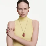 Colgante con dije en forma de fresa, elaborado con cristales en tonos rojos y detalles de cristales en tono dorado que representan las semillas, con baño en tono oro.
