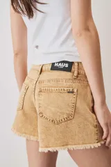 Short de jean de tiro medio, con efecto gastado y dobladillo deshilachado.