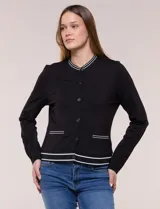 Cardigan tipo varsity negro de punto liviano, con cuello redondo, mangas largas y cierre frontal de botones. Presenta detalles de líneas blancas en el cuello, los bolsillos simulados y el ruedo elástico acanalado.