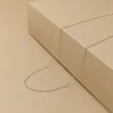 Cadena de eslabones tipo rolo fabricada en plata 925, con diseño clásico y acabado brillante.