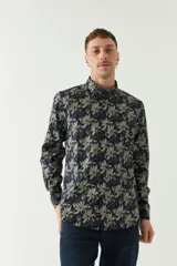 Camisa de manga larga con estampado de figuras geométricas en tonos beige y negro, confeccionada en tejido estilo lino.