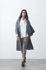 Cardigan de tejido de punto gris, con silueta larga, frente abierto, solapas clásicas y bolsillos aplicados en los laterales.