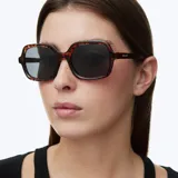 Lentes de sol con montura oversized de forma cuadrada y diseño carey. Cuentan con lentes polarizadas de color negro y protección UV400.