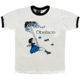 Remera color crudo de algodón con cuello y puños negros en contraste. Estampado frontal con una niña columpiándose de un árbol y la palabra "Obelisco" en tipografía cursiva.