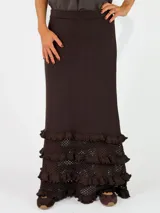 Pollera larga de punto color negro, con diseño ajustado en la parte superior y detalles de volados con textura en el ruedo.