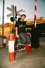 Remera negra de algodón con estampa plastisol de alta calidad.