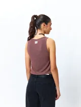 Top sin mangas, ajustado al cuerpo, color marrón rojizo con textura acanalada.
