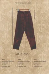 Pantalón de corte slouchy de bengalina elastizada color marrón con estampado abstracto.