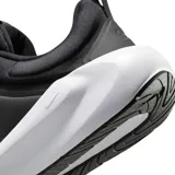 Championes Nike modelo In-Season TR 14, color negro con suela blanca y el logotipo de la marca en contraste.