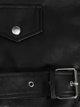 Campera estilo biker de cuero sintético negro con solapas anchas, cierre frontal cruzado, bolsillos con cremallera y cinturón ajustable en el dobladillo inferior.