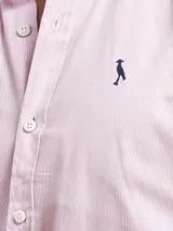 Camisa de hombre de manga larga en color rosado, confeccionada en algodón. Presenta cuello con botones (button-down) y un corte slim fit.