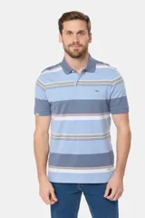 Remera polo de manga corta con cuello y puños en azul oscuro. Presenta un diseño de rayas horizontales en tonos de azul claro, azul oscuro, blanco, amarillo, rosa y verde. Incluye botones personalizados y un logo bordado en el pecho.