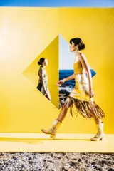 Top color crema de cuero sintético, con un solo tirante ancho y corte asimétrico.