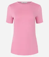 Blusa básica de viscosa y elastano de la marca Cortelle, color mostaza, con escote redondo y mangas cortas.