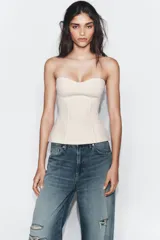 Top tipo corset de color negro con escote corazón y diseño strapless.