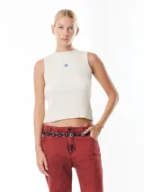 Musculosa azul de tejido de punto acanalado, corte entallado y cuello alto.