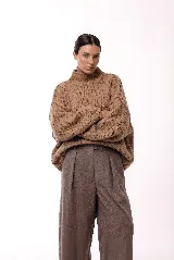 Sweater de punto grueso con cuello alto, diseño de hombros caídos y mangas amplias con puños acanalados.