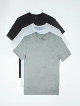 Pack de tres camisetas de cuello redondo y manga corta Tommy Hilfiger, confeccionadas en algodón puro. Incluye una camiseta negra, una blanca y una gris melange, cada una con el logo de la marca bordado en el dobladillo inferior.