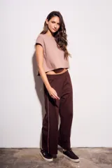 Remera gris de algodón con poliéster, corte crop, mangas cortas y bolsillo en el pecho.