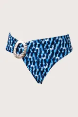 Calzón de bikini de talle alto con estampado abstracto en tonos de azul y blanco. Presenta una hebilla dorada en el lateral.