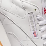 Championes Reebok Classic Leather blancos con suela de goma color caramelo.