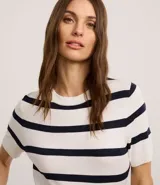 Blusa de punto ligero con diseño de rayas horizontales, cuello redondo y mangas cortas. Confeccionada en una mezcla de viscosa y poliamida, presenta un ajuste al cuerpo.