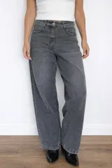 Jeans mom fit color gris, de tiro alto, con bolsillos delanteros y traseros. Confeccionado en algodón, lyocell y elastano.