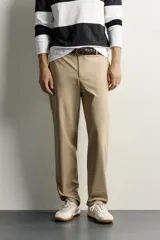 Pantalón regular fit de hombre color negro, confeccionado en tejido técnico ligero con cintura elástica, bolsillos frontales, bolsillos traseros de vivo y cierre frontal con cremallera y botón.