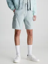 Bermuda cargo color celeste, de corte holgado, con bolsillos laterales y traseros.
