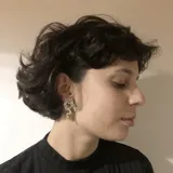 Par de aros con forma de dragón chino, disponibles en dorado y plateado.