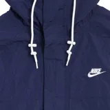 Campera con capucha Nike Club Bowline color azul marino, con cierre frontal con botones a presión, dos bolsillos frontales con solapa y logo bordado en blanco en el pecho.