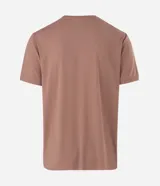 Remera deportiva de corte regular, confeccionada en tejido con tecnología Dry que facilita la evaporación del sudor. Presenta cuello redondo, mangas cortas y una estampa lettering texturizada en el pecho.