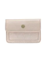 Porta documentos de cuero vacuno color rosado metalizado, de diseño compacto con solapa frontal y botón a presión metálico, con un bolsillo frontal adicional.