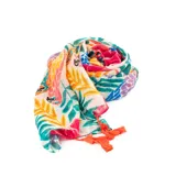Pañuelo rectangular de tela fina color blanco con estampado de hojas y flores en tonos rosa, amarillo, verde, celeste y azul. Tiene flecos cortos color naranja en los extremos.