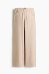 Pantalón amplio de sarga de algodón con piernas rectas, bolsillos delanteros de parche y trabillas integradas.
