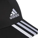 Gorra de béisbol Adidas negra con logo blanco bordado en el frente y tres tiras plateadas en la visera.